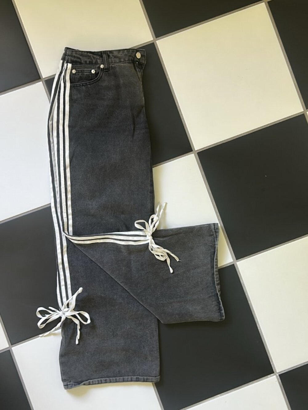 Edikted Washed Low Rise Bow Ribbon Baggy Jeans